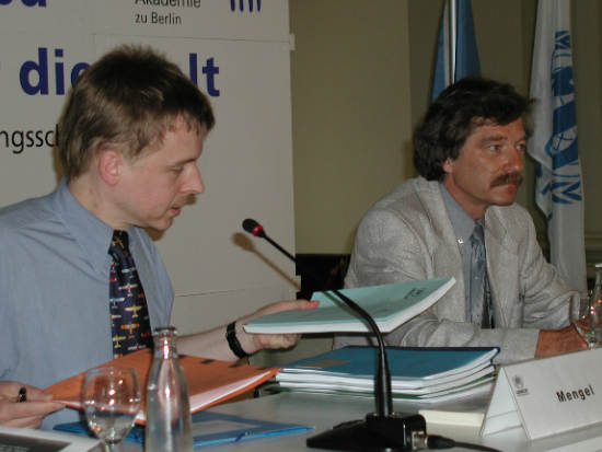 Berliner UNHCR-Symposium 2002 Asyl in Europa  ag_mengel_huber.jpg