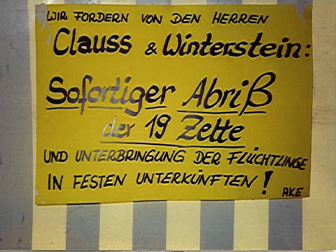 Protestplakat gegen Zeltunterbringung von Fl�chtlingen